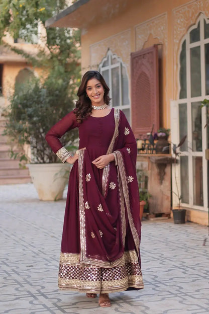 Robe de Designer Bordeaux avec Broderie Sequins et Dupatta Assorti
