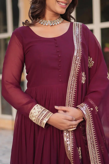 Robe de Designer Bordeaux avec Broderie Sequins et Dupatta Assorti