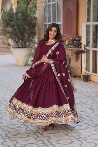 Robe de Designer Bordeaux avec Broderie Sequins et Dupatta Assorti