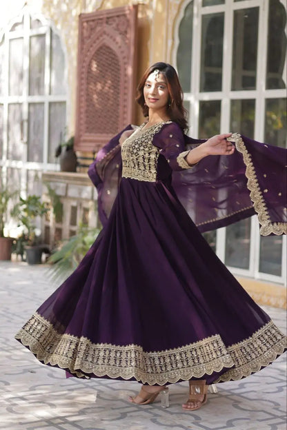 Robe en georgette magenta violacé avec broderies de sequins et dupatta assortie