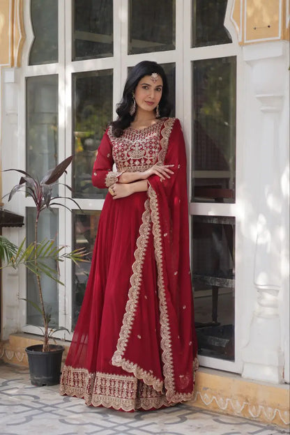 Robe en georgette rouge Falu avec broderies et dupatta assortie