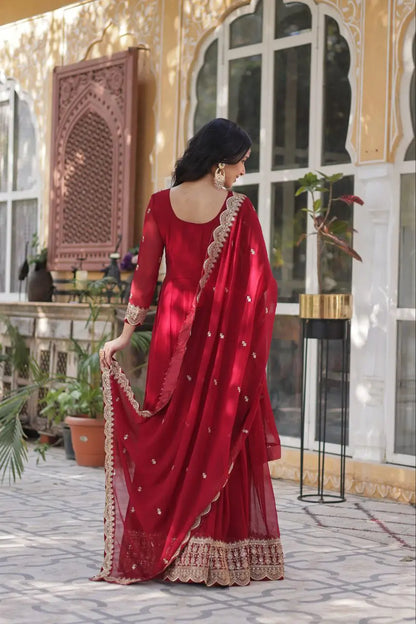 Robe en georgette rouge Falu avec broderies et dupatta assortie