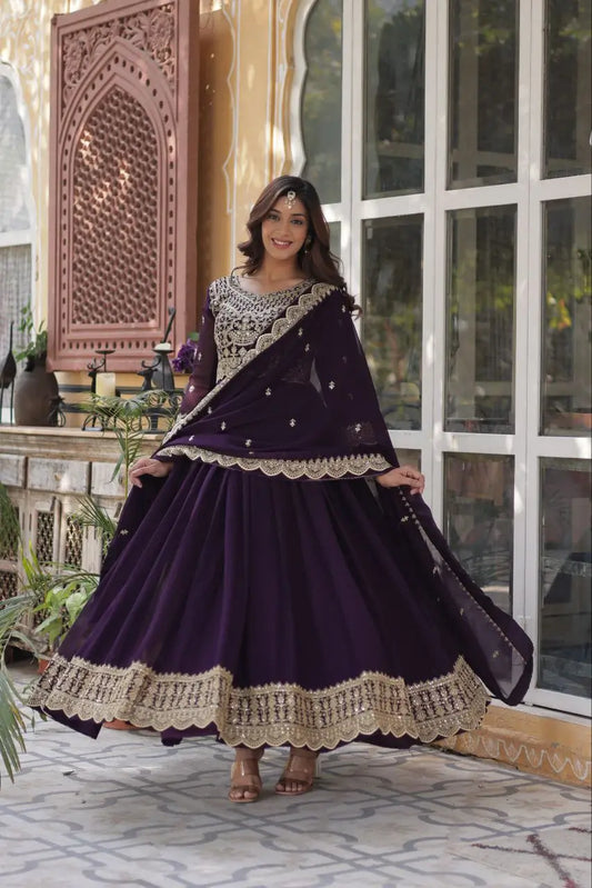 Robe en georgette magenta violacé avec broderies de sequins et dupatta assortie