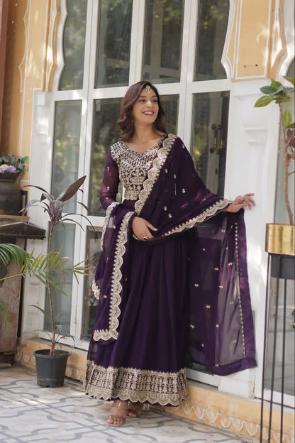 Robe en georgette magenta violacé avec broderies de sequins et dupatta assortie