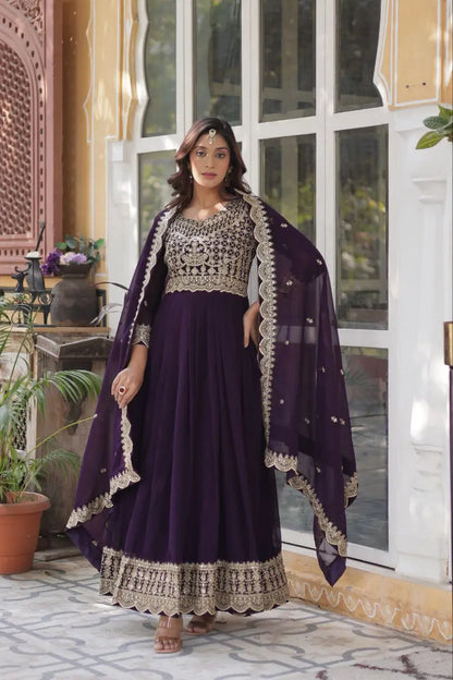 Robe en georgette magenta violacé avec broderies de sequins et dupatta assortie