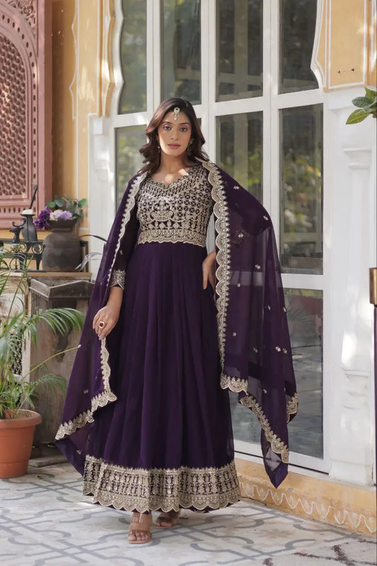 Robe en georgette magenta violacé avec broderies de sequins et dupatta assortie