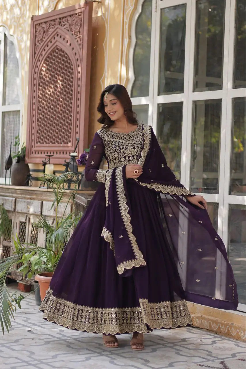 Robe en georgette magenta violacé avec broderies de sequins et dupatta assortie