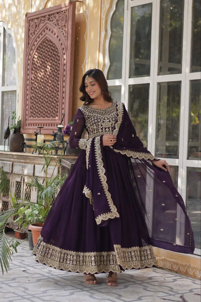 Robe en georgette magenta violacé avec broderies de sequins et dupatta assortie