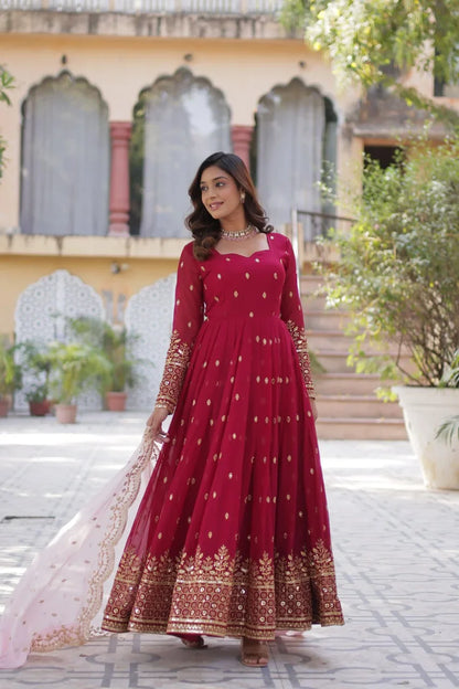 Robe Anarkali Rouge Paprika en Georgette avec Broderies à Sequins et Dupatta Contrastée