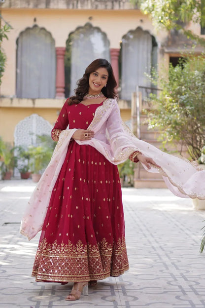 Robe Anarkali Rouge Paprika en Georgette avec Broderies à Sequins et Dupatta Contrastée
