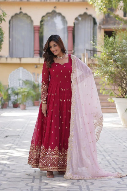 Robe Anarkali Rouge Paprika en Georgette avec Broderies à Sequins et Dupatta Contrastée