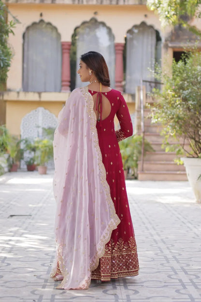 Robe Anarkali Rouge Paprika en Georgette avec Broderies à Sequins et Dupatta Contrastée