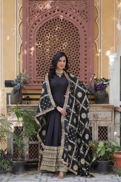 Robe en georgette noire charbon avec broderies et dupatta richement orné