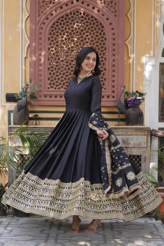 Robe en georgette noire charbon avec broderies et dupatta richement orné