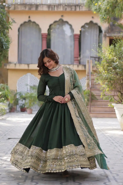 Robe Longue Vert Olive avec Tissu Brillant et Riches Broderies de Sequins avec Dupatta