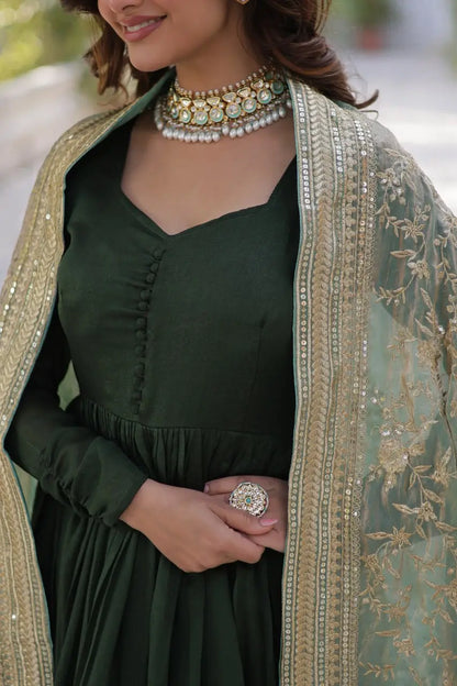 Robe Longue Vert Olive avec Tissu Brillant et Riches Broderies de Sequins avec Dupatta