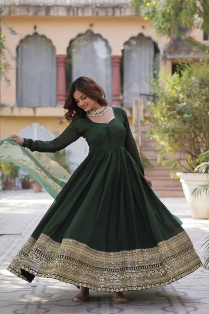 Robe Longue Vert Olive avec Tissu Brillant et Riches Broderies de Sequins avec Dupatta