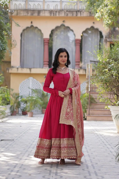 Robe Longue Rose Scintillante avec Riches Broderies de Sequins et Dupatta Somptueux