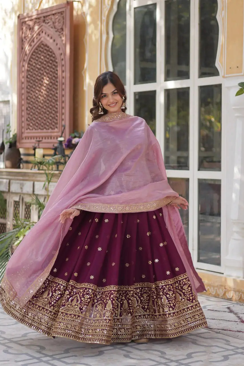 Robe en georgette violet mûre avec broderie zari et sequins, accompagnée d’un dupatta contrasté