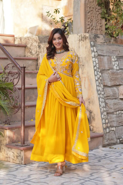 Robe Longue Indienne Jaune Éclatant avec Broderies de Fils et Sequins avec Dupatta