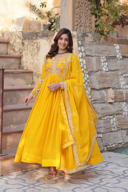 Robe Longue Indienne Jaune Éclatant avec Broderies de Fils et Sequins avec Dupatta
