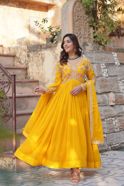 Robe Longue Indienne Jaune Éclatant avec Broderies de Fils et Sequins avec Dupatta