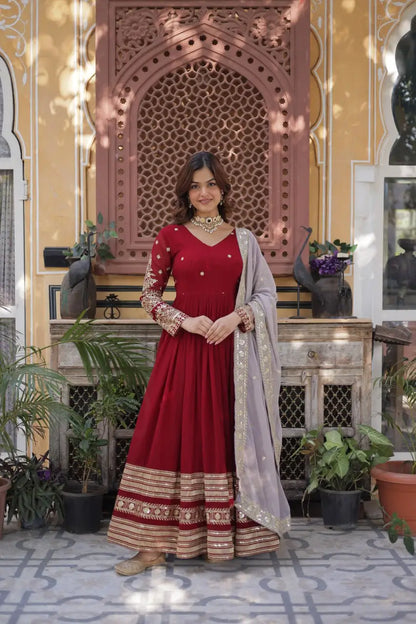 Robe Longue Rouge Merlot | Broderies de Sequins et Dupatta Contrasté