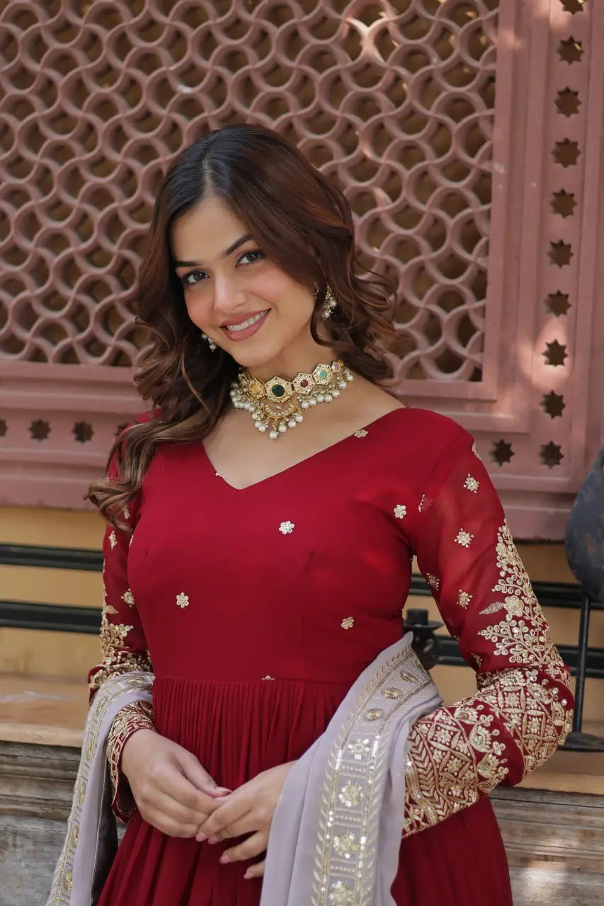 Robe Longue Rouge Merlot | Broderies de Sequins et Dupatta Contrasté