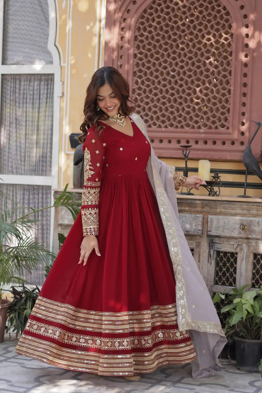 Robe Longue Rouge Merlot | Broderies de Sequins et Dupatta Contrasté