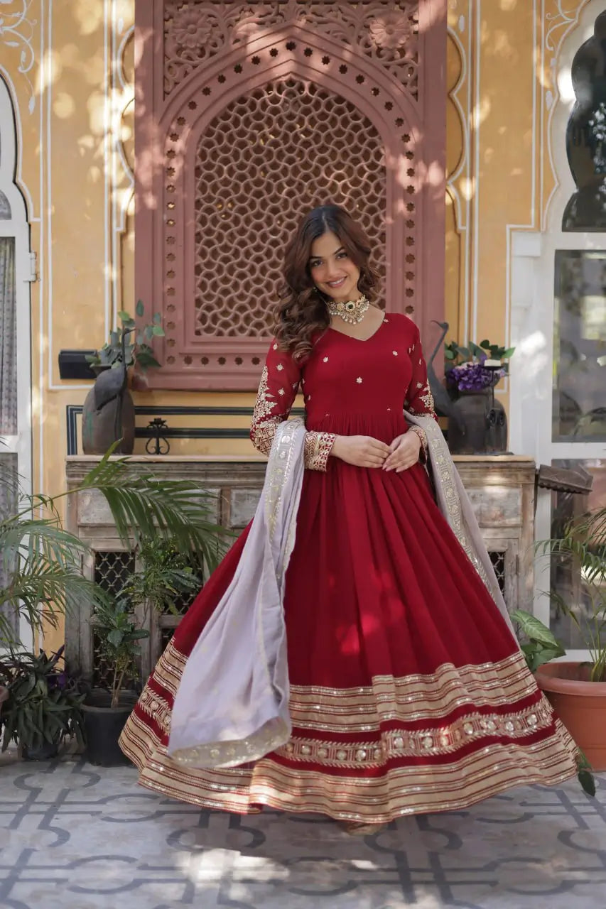 Robe Longue Rouge Merlot | Broderies de Sequins et Dupatta Contrasté