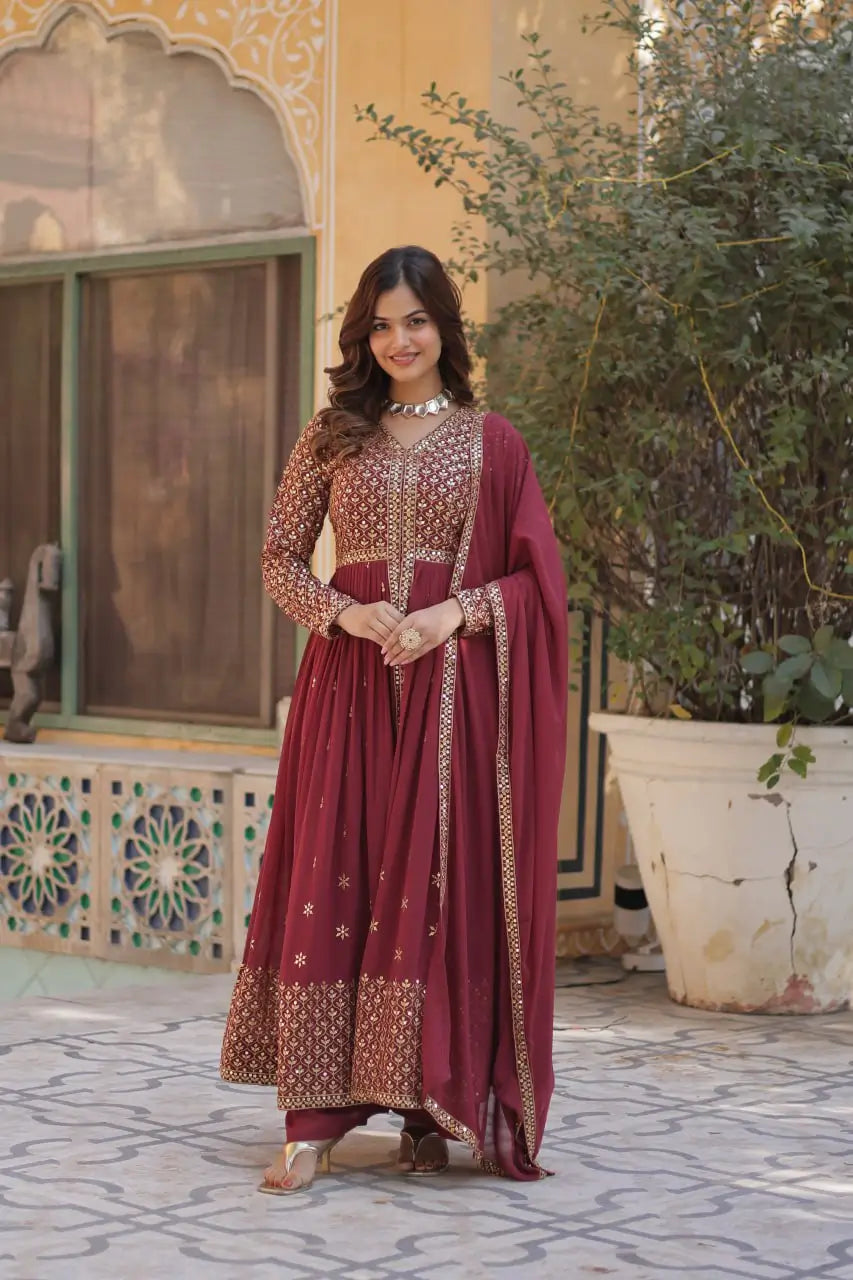 Robe Longue Bordeaux en Georgette avec Broderies de Sequins et Dupatta