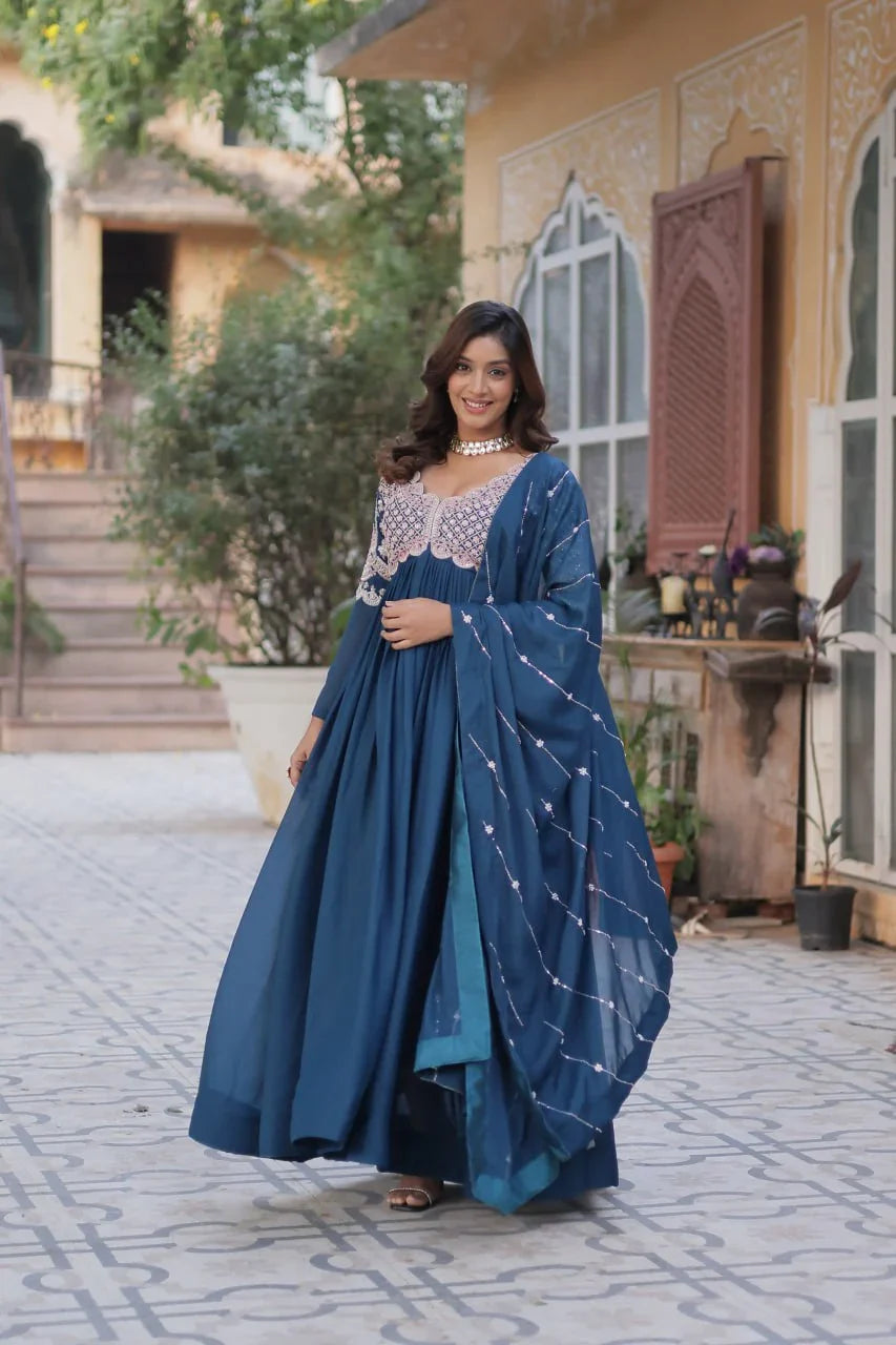 Robe Longue Bleu en Georgette | Broderies de Perles et Sequins