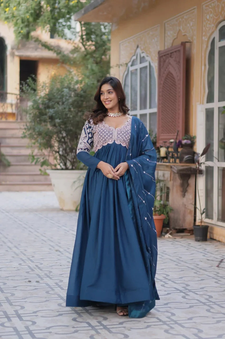 Robe Longue Bleu en Georgette | Broderies de Perles et Sequins