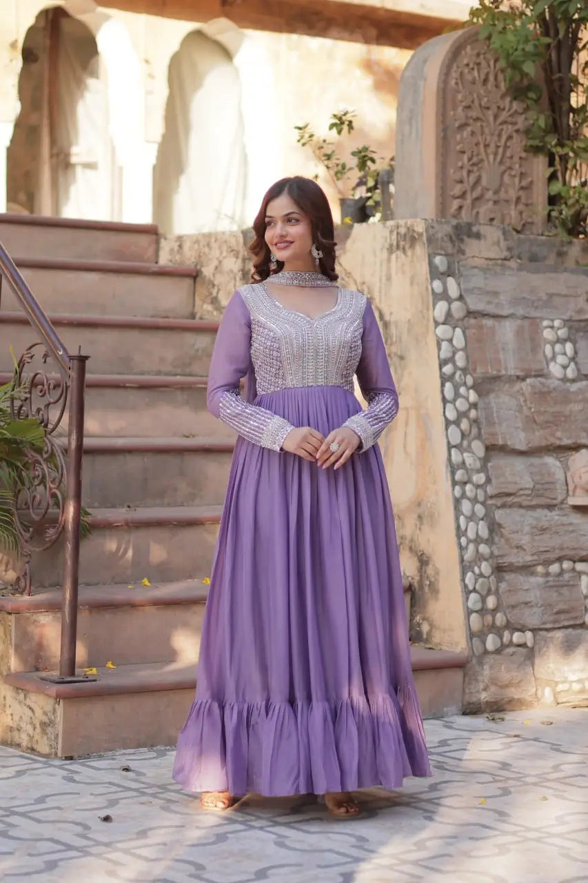 Robe Longue Violet Lilas en Georgette | Broderies de Perles et Sequins avec Dupatta