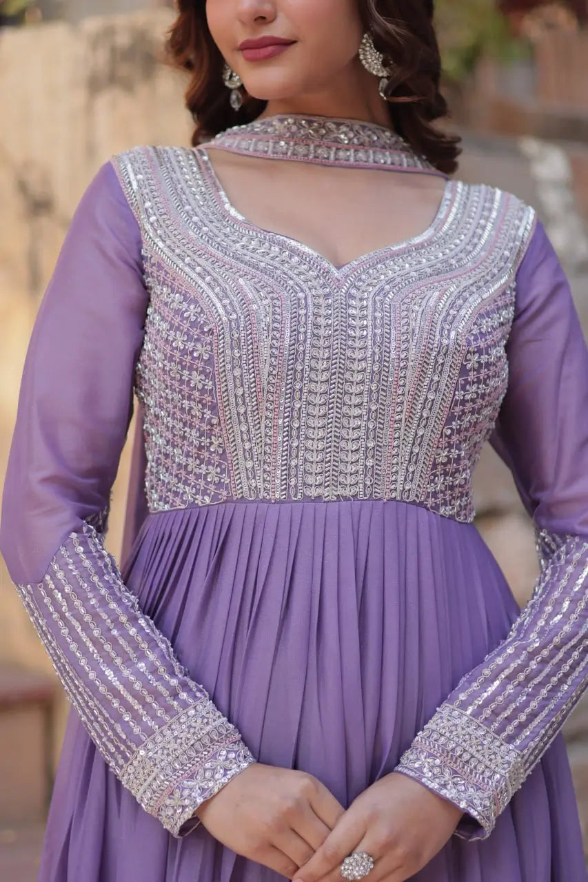 Robe Longue Violet Lilas en Georgette | Broderies de Perles et Sequins avec Dupatta