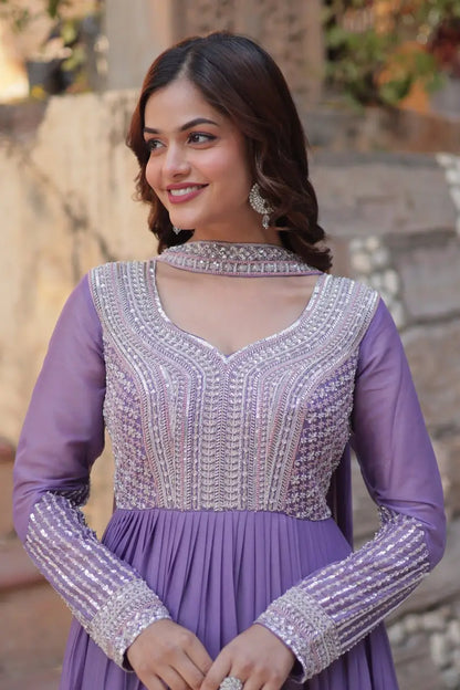 Robe Longue Violet Lilas en Georgette | Broderies de Perles et Sequins avec Dupatta