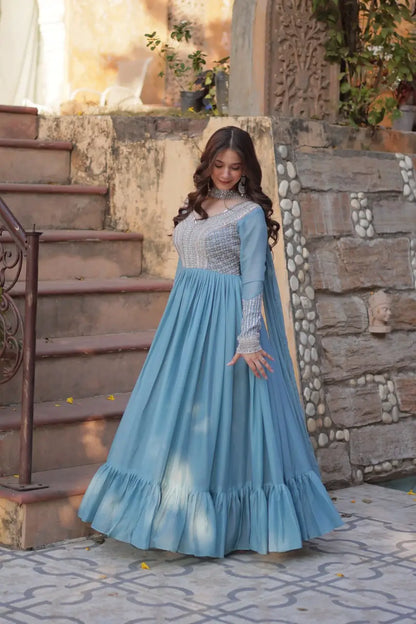 Robe Longue Bleu Ciel en Georgette | Broderies de Perles et Sequins avec Dupatta