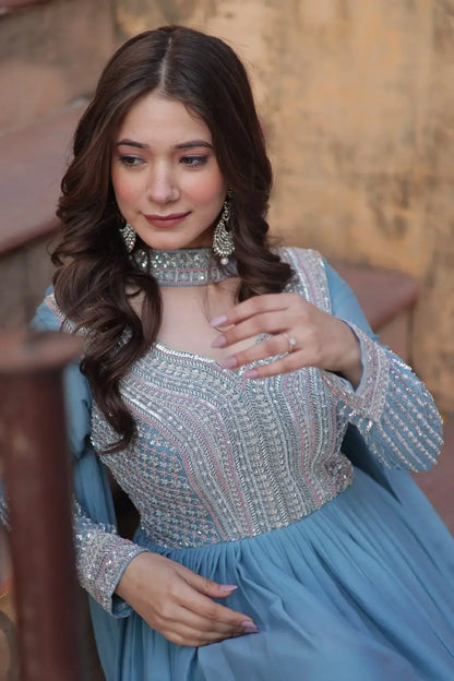 Robe Longue Bleu Ciel en Georgette | Broderies de Perles et Sequins avec Dupatta