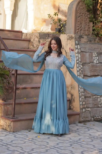 Robe Longue Bleu Ciel en Georgette | Broderies de Perles et Sequins avec Dupatta