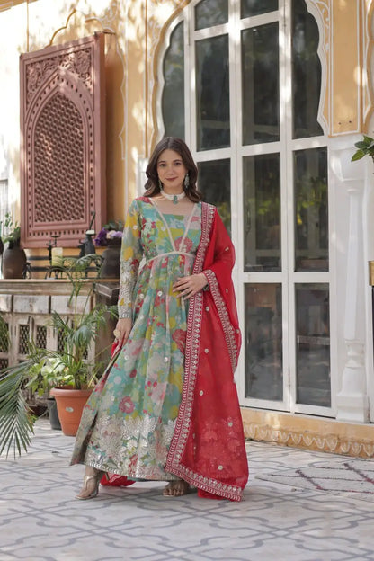 Robe Ciel Bleu à Imprimé Floral Multicolore avec Broderie et Sequins, Accompagnée de son Dupatta