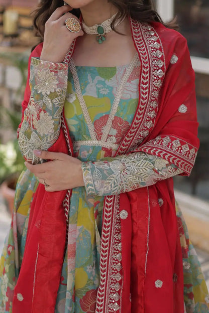 Robe Ciel Bleu à Imprimé Floral Multicolore avec Broderie et Sequins, Accompagnée de son Dupatta