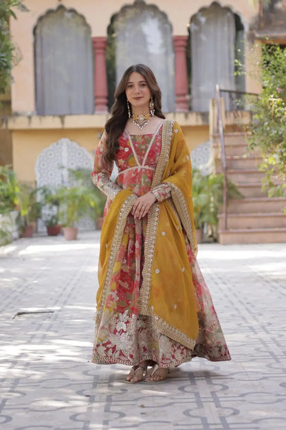 Robe rouge à imprimé floral multicolore avec broderie foil et sequins, accompagnée d’un dupatta assorti