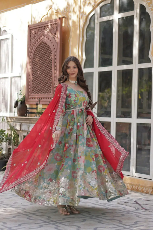 Robe Ciel Bleu à Imprimé Floral Multicolore avec Broderie et Sequins, Accompagnée de son Dupatta