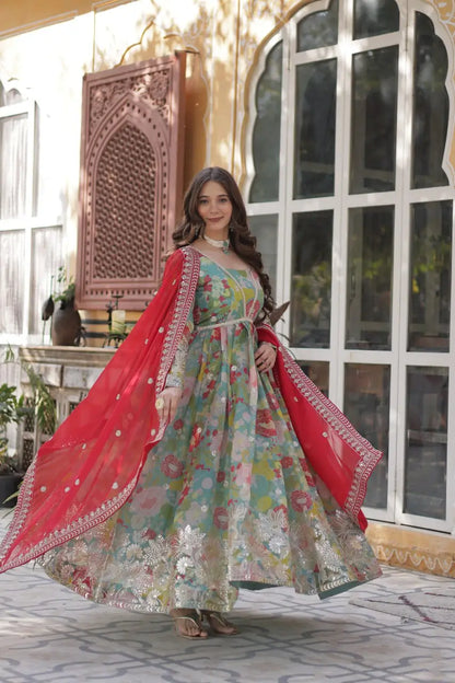 Robe Ciel Bleu à Imprimé Floral Multicolore avec Broderie et Sequins, Accompagnée de son Dupatta