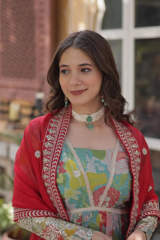 Robe Ciel Bleu à Imprimé Floral Multicolore avec Broderie et Sequins, Accompagnée de son Dupatta