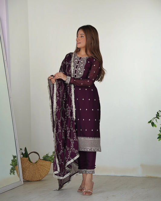 Konfektionsfertiger Salwar-Anzug in Traubenviolett mit Paillettenstickerei und Fadenarbeit