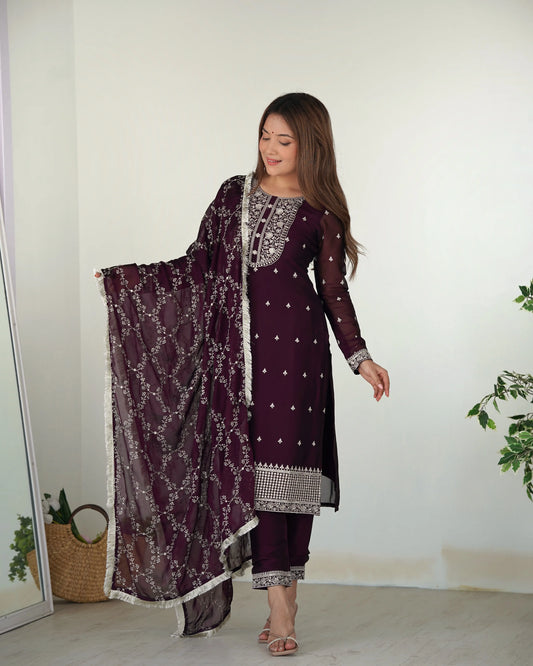 Konfektionsfertiger Salwar-Anzug in Traubenviolett mit Paillettenstickerei und Fadenarbeit