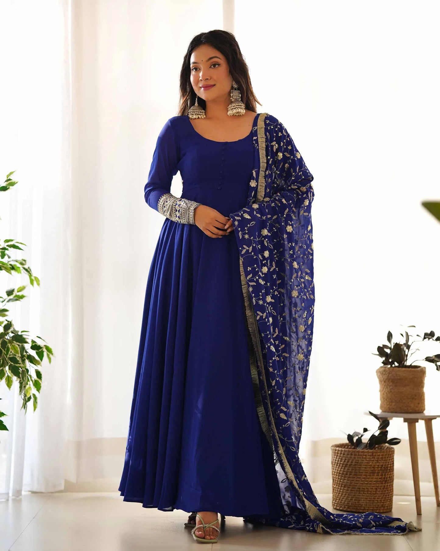 Robe Designer Georgette Bleue Royale avec Broderie Lourde et Dupatta