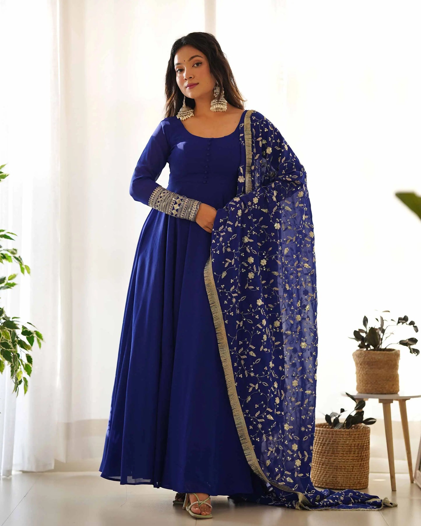 Robe Designer Georgette Bleue Royale avec Broderie Lourde et Dupatta