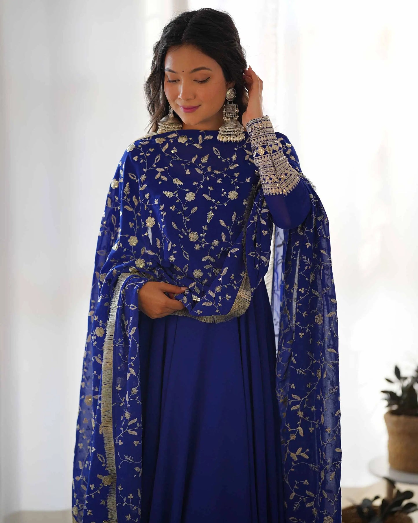 Robe Designer Georgette Bleue Royale avec Broderie Lourde et Dupatta